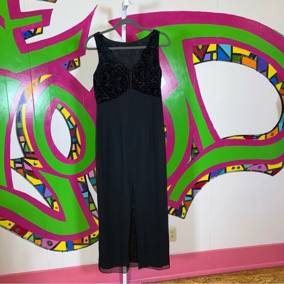 Ever Beauty Petite, Elegant Black Sleeveless Dress. Size 8P. Velvety Details - Picture 3 of 7
